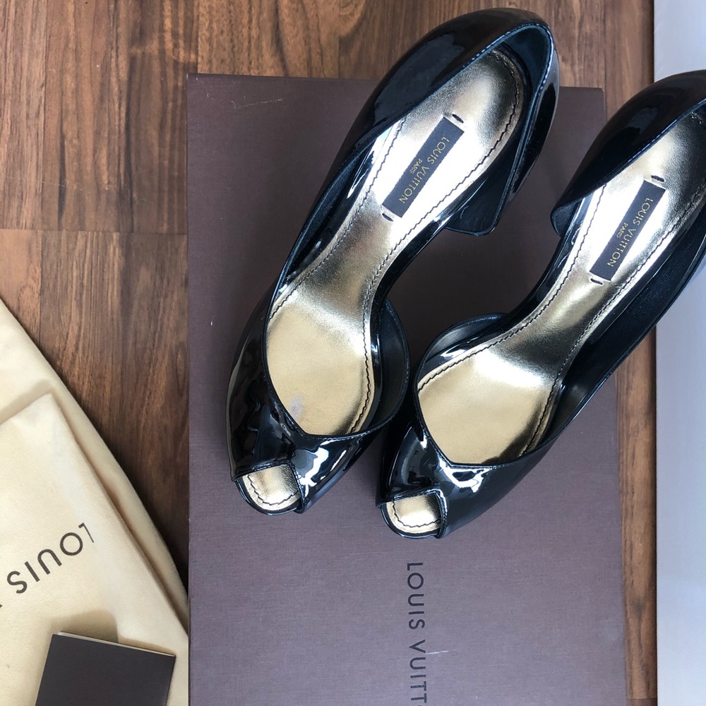 Louis Vuitton Black Patent Leather Pumps 🖤⚜️ - Picture 3 of 16